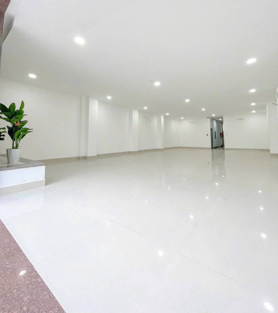Cho thuê mặt bằng 140m2 mặt tiền Hà Huy Giáp, phía trên là CHDV 90 phòng